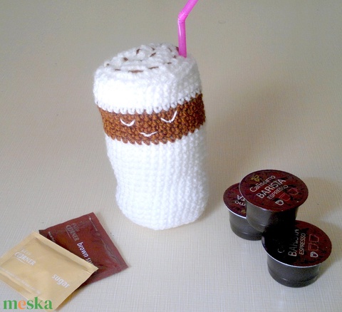 vidám horgolt latte macchiato - a kávé szerelmeseinek - otthon & lakás - dekoráció - asztaldísz - Meska.hu vidám horgolt latte macchiato - a kávé szerelmeseinek - otthon & lakás - dekoráció - asztaldísz - Meska.hu