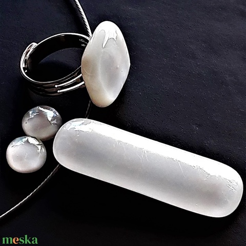 Szivárványos fehér elegancia üveg medál és fülbevaló, NEMESACÉL, üvegékszer szett - ékszer - ékszerszett - Meska.hu Szivárványos fehér elegancia üveg medál és fülbevaló, NEMESACÉL, üvegékszer szett - ékszer - ékszerszett - Meska.hu