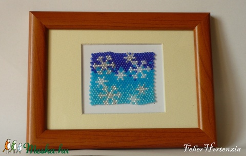 Hópelyhek gyöngyszövéses kép (11,5x15,5 cm) - kitámasztós - otthon & lakás - dekoráció - kép & falikép - Meska.hu Hópelyhek gyöngyszövéses kép (11,5x15,5 cm) - kitámasztós - otthon & lakás - dekoráció - kép & falikép - Meska.hu