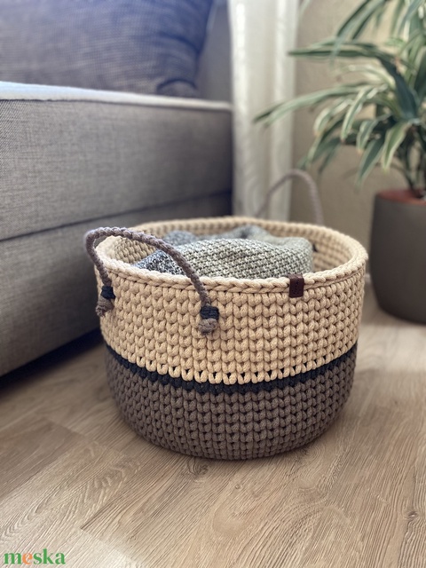 Nagyméretű horgolt tároló, kosár - karamell-mokka duo- Meska.hu