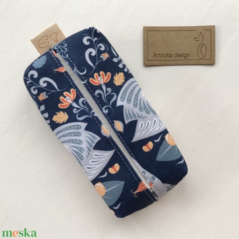 Hattyú mintás sötétkék bélelt papírzsebkendő tartó - Artiroka design - táska & tok - pénztárca & más tok - zsebkendőtartó - Meska.hu Hattyú mintás sötétkék bélelt papírzsebkendő tartó - Artiroka design - táska & tok - pénztárca & más tok - zsebkendőtartó - Meska.hu