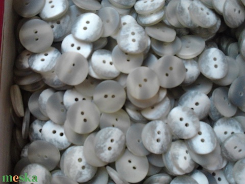 20 mm-es fehér-szürke gomb 50 db - gomb - Meska.hu 20 mm-es fehér-szürke gomb 50 db - gomb - Meska.hu