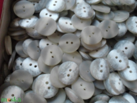 20 mm-es fehér-szürke gomb 50 db - gomb - Meska.hu 20 mm-es fehér-szürke gomb 50 db - gomb - Meska.hu
