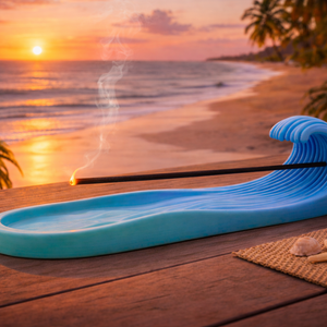 Hullám alakú füstölőtartó – Karibi azúr kék-zöld átmenetes, zen hangulatú dekor, Otthon & Életmód, Dekoráció, Spiritualitás, Füstölő és füstölőtartó, , A tartó azúr kék-zöld átmenetes színű, amely a Karibi-tenger tiszta vizének árnyalatait idézi. A fi..., MESKA