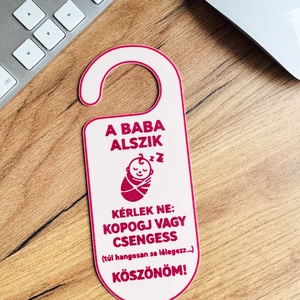 A baba alszik � ajtóra akasztható tábla  vicces, praktikus babás ajándék - Meska.hu