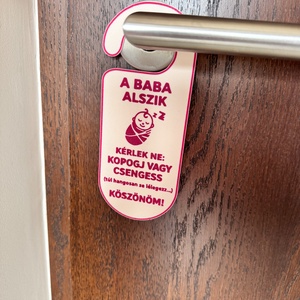 A baba alszik � ajtóra akasztható tábla  vicces, praktikus babás ajándék - otthon & életmód - dekoráció - ajtó- és ablak dekoráció - ajtókilincs tábla - Meska.hu