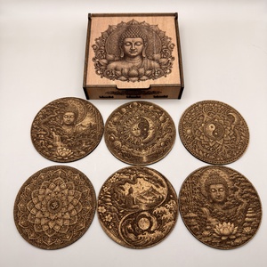 Gravírozott ZEN poháralátét szett � 6 db gravírozott parafa alátét díszdobozban - otthon & életmód - konyhafelszerelés, tálalás - tálalás - tányér- és poháralátét - Meska.hu
