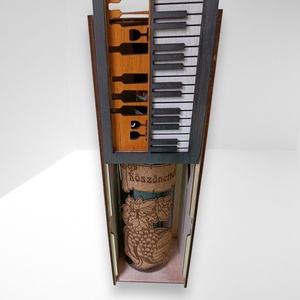 Lézervágott, kézműves bortartó zongora mintával, a bor és a zene szerelmeseinek - otthon & életmód - konyhafelszerelés, tálalás - italos kellékek - boros díszdoboz - Meska.hu