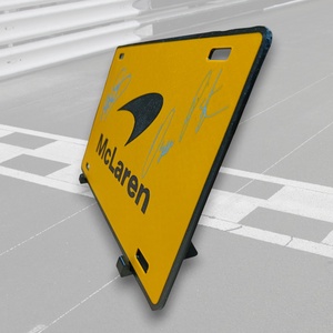 3D Nyomtatott McLaren F1 Asztali Dísz � Lando Norris és Oscar Piastri Aláírásokkal - esküvő - dekoráció - tábla & jelzés - Meska.hu