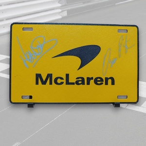 3D Nyomtatott McLaren F1 Asztali Dísz – Lando Norris és Oscar Piastri Aláírásokkal, Esküvő, Dekoráció, Tábla & Jelzés, Mindenmás, Tedd egyedivé a teret egy 3D nyomtatott McLaren F1 asztali dísz segítségével. Ez a dekoráció a sebe..., MESKA