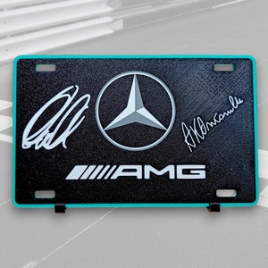 3D Nyomtatott Mercedes-AMG F1 Asztali Dísz  George Russell és Andrea Kimi Antonelli aláírásokkal, Otthon & Életmód, Dekoráció, Asztal és polc dekoráció, Asztaldísz, Mindenmás, MESKA