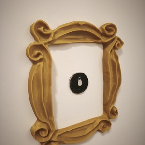 Friends kukucskáló keret - Meska.hu