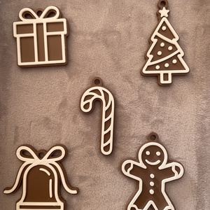 Karácsonyi mézeskalács hatású díszek (5 db variálható csomag) - karácsony - karácsonyi lakásdekoráció - karácsonyfadíszek - Meska.hu