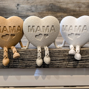 Ülő szívecske figura Mama felirattal, Otthon & Életmód, Dekoráció, Asztal és polc dekoráció, Asztaldísz, , MESKA
