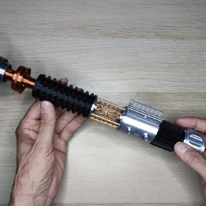 Obi-Wan Kenobi fénykard replika  Egy új remény  kinyitható kristálykamrával, állvánnyal - otthon & életmód - dekoráció - dísztárgy - Meska.hu