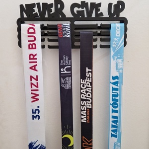 Dicsőségfal - éremakasztó több kivitelben - NEVER GIVE UP - otthon & életmód - dekoráció - fali és függő dekoráció - éremtartó - Meska.hu