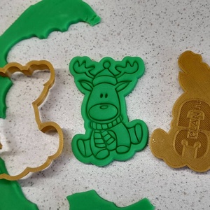 Karácsonyi sütikiszúró  Rénszarvas sálban - otthon & életmód - konyhafelszerelés, tálalás - sütés, főzés - sütikiszúró - Meska.hu