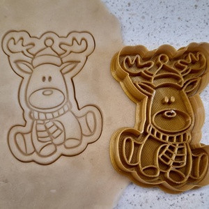 Karácsonyi sütikiszúró  Rénszarvas sálban - otthon & életmód - konyhafelszerelés, tálalás - sütés, főzés - sütikiszúró - Meska.hu