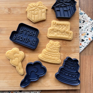 Születésnapi sütikiszúró szett - 4 db (torta, ajándék, lufik és happy birthday) - Meska.hu