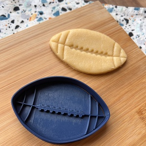 Amerikai focilabda formájú sütikiszúró  - otthon & életmód - konyhafelszerelés, tálalás - sütés, főzés - sütikiszúró - Meska.hu