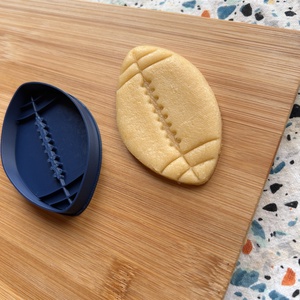 Amerikai focilabda formájú sütikiszúró  - otthon & életmód - konyhafelszerelés, tálalás - sütés, főzés - sütikiszúró - Meska.hu