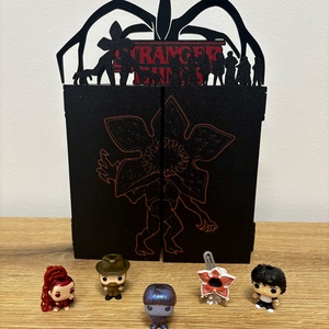 Stranger Things - Kinder Joy / Funko figura stand / tartó / gyűjtői polc, Otthon & Életmód, Dekoráció, Asztal és polc dekoráció, Dekorációs tál, tartó, , MESKA