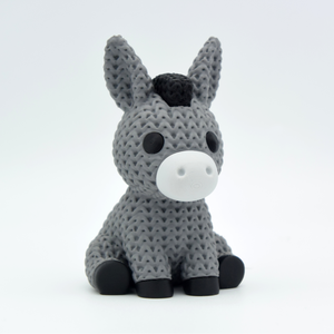 Kötött Hatású 3D Nyomtatott Szamár, Otthon & Életmód, Dekoráció, Dekoratív figurák és szobrok, Mindenmás, Üldögélő, Kötött Hatású 3D Nyomtatott Szamár – Hozd el a vidámságot az asztalodra! 

Sokan makacsna..., MESKA