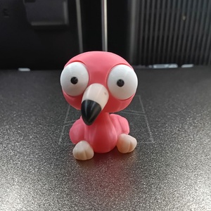 Pikó, a flamingó figura � 3D nyomtatott vicces asztali kabala forgatható fejjel és mozgatható szemekkel - otthon & életmód - dekoráció - dekoratív figurák és szobrok - Meska.hu