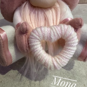 Mona-Mano (krém-rózsaszín) ülő manó - otthon & életmód - dekoráció - manók - Meska.hu