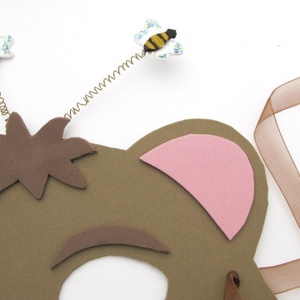 Mézéhes mackó - viselhető maszk, farsangi álarc, 3d rugón rezgő méhecske, kényelmes dekorgumi, medve, maci -  - Meska.hu