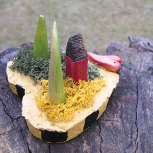 Otthon a szívben - apró színes házikó, fákkal, kerttel, szív alakú papírmasé tartóban, Valentin napra is - otthon & életmód - dekoráció - asztal és polc dekoráció - asztaldísz - Meska.hu