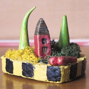 Otthon a szívben - apró színes házikó, fákkal, kerttel, szív alakú papírmasé tartóban, Valentin napra is - otthon & életmód - dekoráció - asztal és polc dekoráció - asztaldísz - Meska.hu