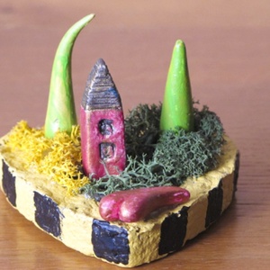 Otthon a szívben - apró színes házikó, fákkal, kerttel, szív alakú papírmasé tartóban, Valentin napra is - otthon & életmód - dekoráció - asztal és polc dekoráció - asztaldísz - Meska.hu