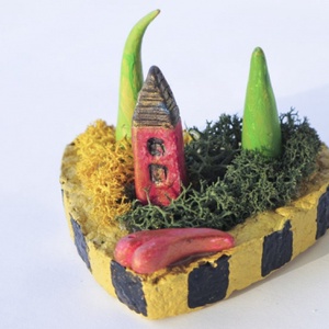 Otthon a szívben - apró színes házikó, fákkal, kerttel, szív alakú papírmasé tartóban, Valentin napra is - Meska.hu