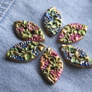 6db csillogó színes handmade ékszergomb, virágszirom alakú, több színben  - Meska.hu