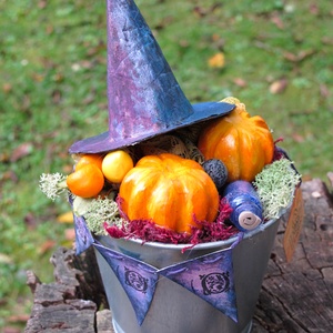 Őszi dekoráció, vintage Halloween asztaldísz, sütőtök, boszi kalap, bájital üveg, fém kaspó, narancssárga lila fekete - Meska.hu