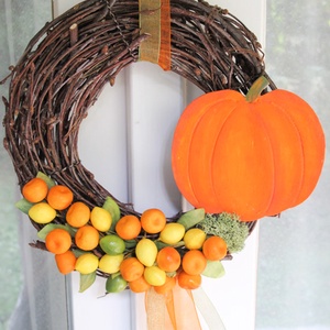 Őszi ajtódísz, kopogtató, Halloween lakásdekoráció, sütőtök, természetes nyírfaág koszorú, szalag tök narancssárga barna - otthon & életmód - dekoráció - halloween - halloweeni ajtódíszek és ablakdíszek - Meska.hu