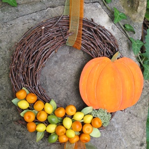 Őszi ajtódísz, kopogtató, Halloween lakásdekoráció, sütőtök, természetes nyírfaág koszorú, szalag tök narancssárga barna - otthon & életmód - dekoráció - halloween - halloweeni ajtódíszek és ablakdíszek - Meska.hu