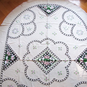 1 db kézi hímzett terítő, ovális, nagy méretű 200 x 140 cm erdélyi minta halvány levendula lila + 1db kerek 135x135 cm - otthon & életmód - konyhafelszerelés, tálalás - tálalás - terítő - Meska.hu