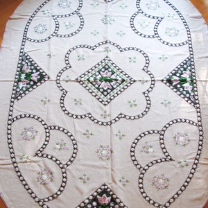 1 db kézi hímzett terítő, ovális, nagy méretű 200 x 140 cm erdélyi minta halvány levendula lila + 1db kerek 135x135 cm - Meska.hu