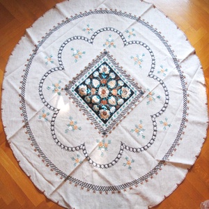 1 db kézi hímzett terítő, ovális, nagy méretű 200 x 140 cm erdélyi minta halvány levendula lila + 1db kerek 135x135 cm - otthon & életmód - konyhafelszerelés, tálalás - tálalás - terítő - Meska.hu