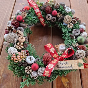 Őzikés piros fenyő kopogtató, Karácsony, Karácsonyi lakásdekoráció, Karácsonyi ajtódíszek, Virágkötés, MESKA