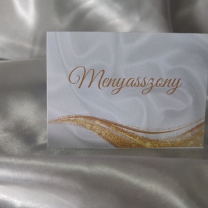 Elegáns arany glitteres, szatén hátterű esküvői ültetőkártya  - Meska.hu