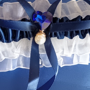 Gyöngyös sötétkék-fehér (királykék) combcsipke szívvel  letisztult elegancia a nagy napra - esküvő - kiegészítők - harisnyatartó & valami kék - Meska.hu