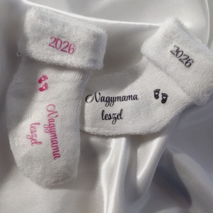 Egyedi tervezésű, cuki baba bejelentő zokni, ,,Nagymama leszel, Baba - mama, Babaemlékek, Bababejelentők, Mindenmás, MESKA