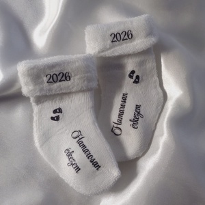 Egyedi tervezésű, cuki baba bejelentő zokni, ,,Hamarosan érkezem" ,  azonnal készletről, Baba - mama, Babaemlékek, Bababejelentők, Mindenmás, Rendelhető a képen látható mintával, vagy egyedi elképzelés szerint is,más felirattal,figurával  :)..., MESKA