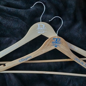 2db-os egyedi tervezésű monogramos ,feliratos esküvői vállfa,  vőlegenynek, menyasszonynak, tanúnak, névvel dátummal  - Meska.hu