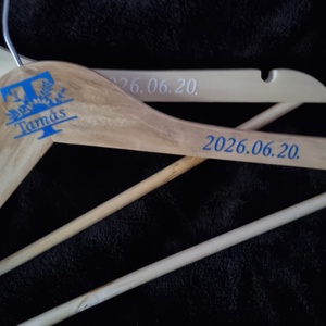 Egyedi tervezésű monogramos ,feliratos esküvői vállfa,  vőlegenynek, menyasszonynak, tanúnak, névvel dátummal  - esküvő - ruha - vállfa - Meska.hu