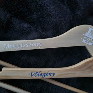 Egyedi tervezésű monogramos ,feliratos esküvői vállfa,  vőlegenynek, menyasszonynak, tanúnak, névvel dátummal  - esküvő - ruha - vállfa - Meska.hu