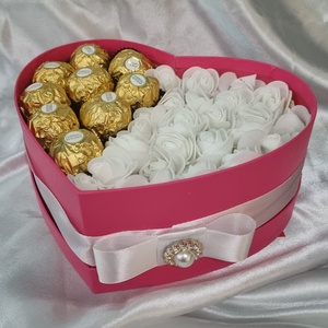 Örök csokis virágbox Ferreroval - Valentin napig még odaér :), Otthon & Életmód, Virágdekoráció, Virágok, Virágbox, Virágkötés, MESKA